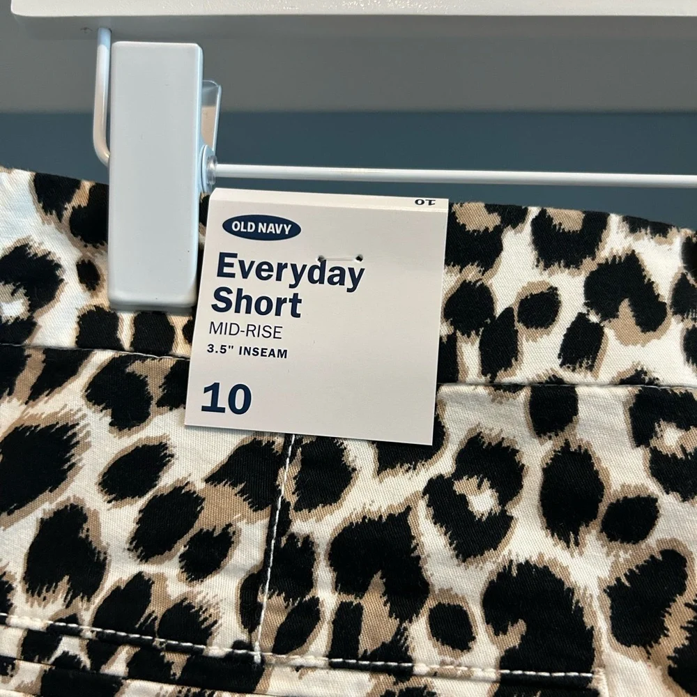 NWT Old Navy leopard Everyday Shorts. Size 10. Midrise. 3.5 inch inseam. NEW! - Picture 3 of 11